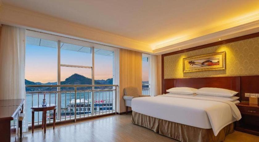 Yichang Vienna Hotel Wanda Branch Екстериор снимка