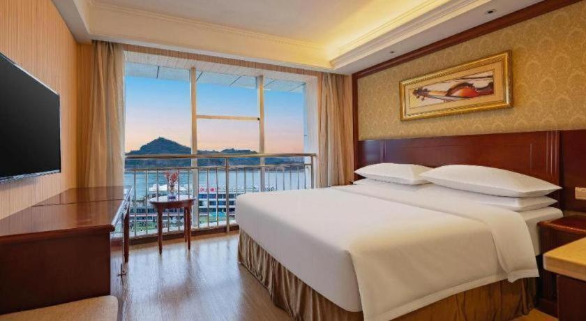 Yichang Vienna Hotel Wanda Branch Екстериор снимка